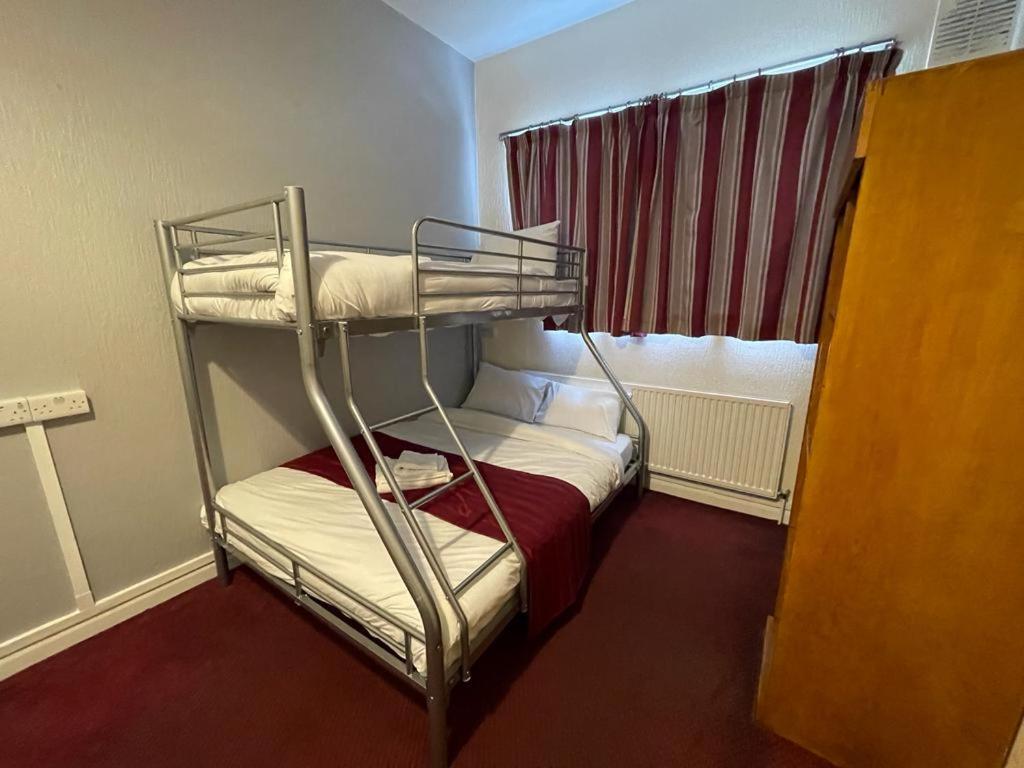 St Nicholas Hotel Гарроу Екстер'єр фото