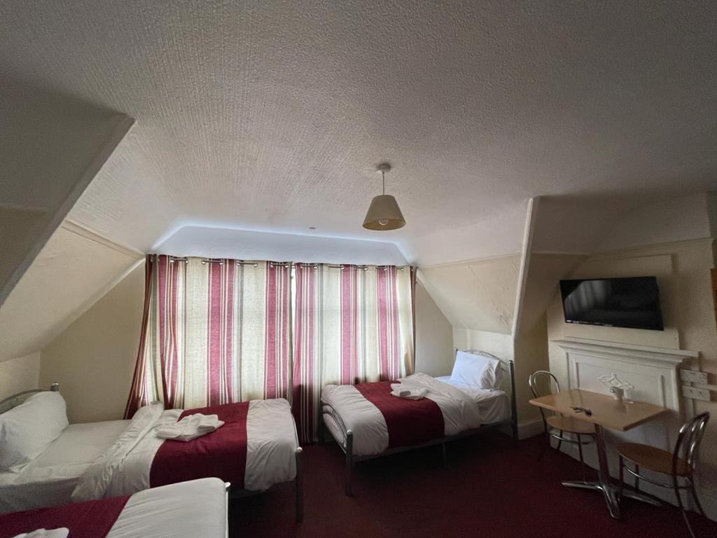 St Nicholas Hotel Гарроу Екстер'єр фото