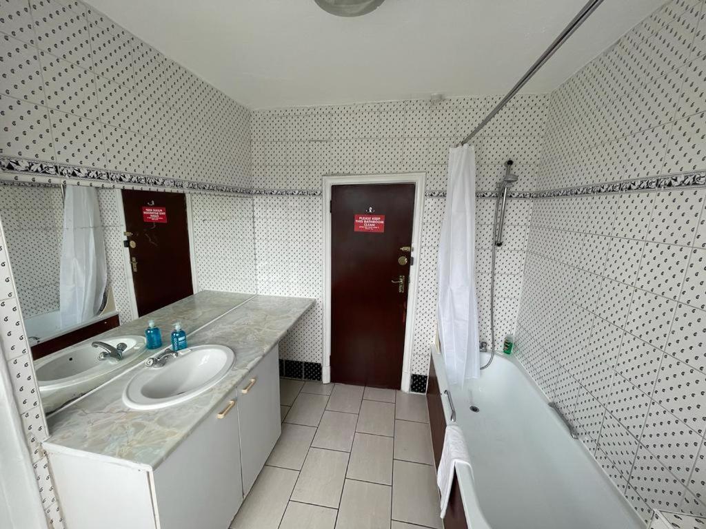St Nicholas Hotel Гарроу Екстер'єр фото
