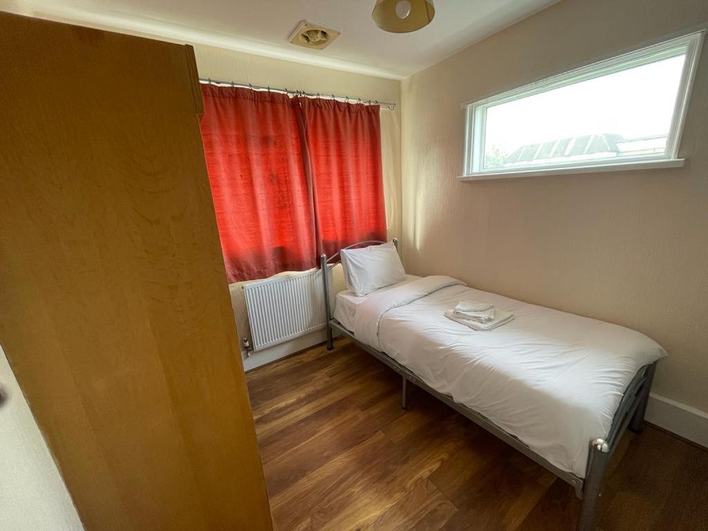 St Nicholas Hotel Гарроу Екстер'єр фото