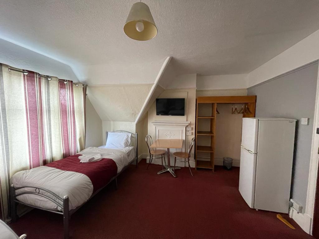 St Nicholas Hotel Гарроу Екстер'єр фото